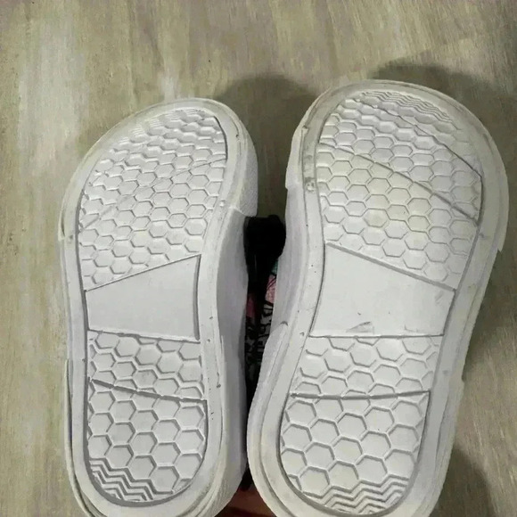 6. DISNEY PARKS LITTLE GIRLS CARTOON PRINTED LOW TOP TENNIS SHOES SIZE 7/8 - Picture 8 of 8